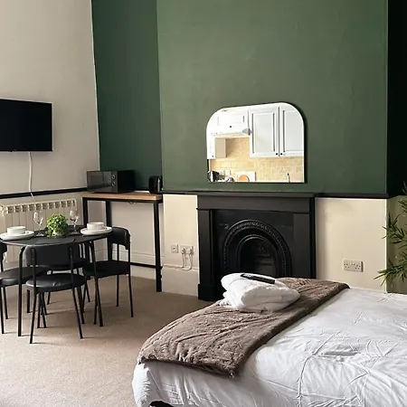 Studio Apartment - The Emerald Cheltenham Esterno foto