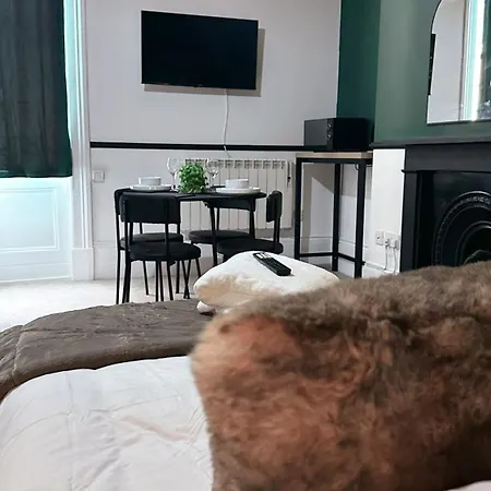 Studio Apartment - The Emerald Cheltenham Esterno foto