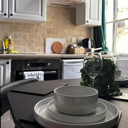 Studio Apartment - The Emerald Cheltenham Esterno foto