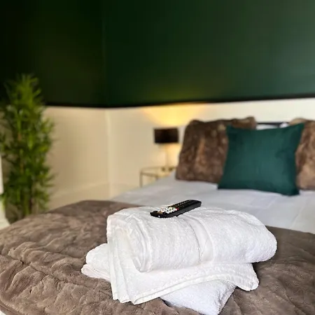 Studio Apartment - The Emerald Cheltenham Esterno foto